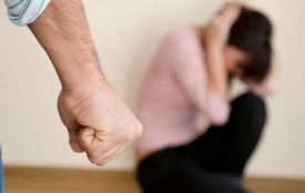 Понад 15 ударів кулаками по тілу і голові жінки, а в тюрму не відправили. Куди звертатися, якщо вас б’ють?