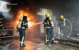 Горів склад на Чернівецькій. Рятувальники показали фото з місця пожежі