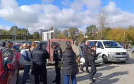 Майже добу особи у військовій формі блокують авто з чоловіком і жінкою біля «Орнави»: репортаж з місця події
