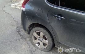 Поліцейські встановили, хто причетний до пошкодження коліс двох автомобілів у Тернополі
