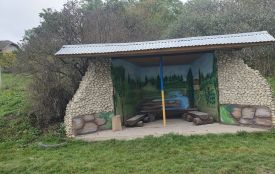 15-річна художниця перетворила автобусну зупинку в селі на витвір мистецтва: неймовірна робота