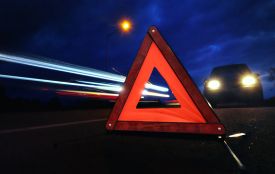 Автівка влетіла у стовп на Збаразькому кільці: є травмовані