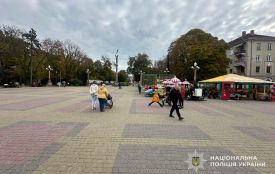 На Театральному майдані самокат збив жінку: водій втік з місця аварії