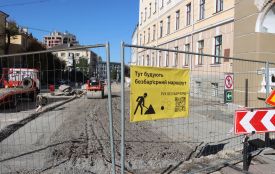 Перекрили прохід та кладуть бруківку: який вигляд має вулиця Грушевського під час реконструкції