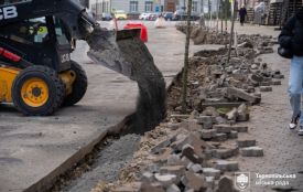 Біля будівлі міськради розрили тротуар: що там роблять