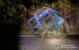 Неподалік Дзвиняча бус зіткнувся з трактором. Постраждали семеро людей