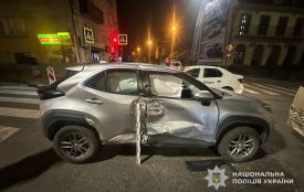 На Бандери водій маршрутки проїхав на червоний сигнал та врізався в легківку. Є постраждалі