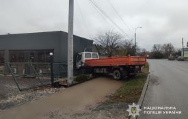 У Ланівцях вантажівка в'їхала в магазин