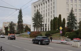 Демонтували стару бруківку та перекрили прохід: у центрі міста облаштовують безбар’єрний маршрут