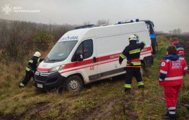 Рятувальники за добу двічі витягували карети швидких, які не могли дістатись до пацієнтів