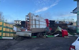 На Львівській фургон в'їхав в огорожу автозаправки