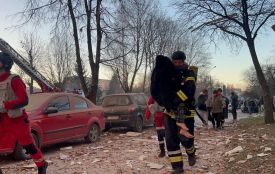 У Тернополі триває рятувальна операція: палають квартири, людей виносять на руках