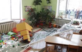Вибиті вікна, тріщини на стінах та іграшки в перемішку зі склом. Зруйнований дитячий садок