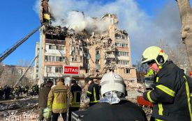 У ДСНС показали, як розбирають завали на місцях прильотів.  Кількість загиблих росте