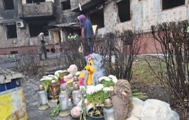До зруйнованих будинків несуть дитячі іграшки та квіти. Репортаж з місця удару по Тернополю