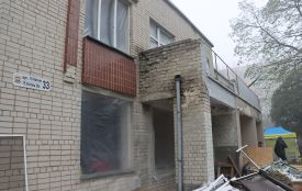 Забивають вікна плівкою та виносять гори скла: репортаж із садочку, біля якого стався приліт