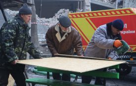 З підвалів відкачують воду, люди виносять вціліле майно: що відбувається на 15 Квітня