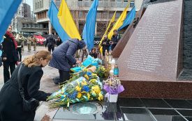 Квіти поклали до пам'ятника Небесній сотні у День Гідності та Свободи