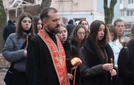 Біля зруйнованого будинку на Стуса горять свічки та звучать молитви