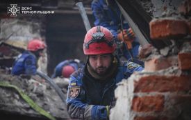 Світло серед руїн: показали обличчя рятувальників, які третю добу розбирають завали у Тернополі
