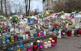 Сотні свічок, іграшок та квітів принесли тернополяни до будинків, у які влучили ворожі ракети