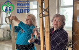 Плетіння маскувальних сіток та заняття з психологом: які заняття пропонують для людей поважного віку в Терцентрі