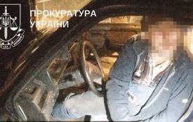 П'яний водій у комендантську годину пропонував 10 тисяч доларів хабаря патрульним — прокуратура