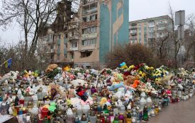 Серед квітів та свічок — фото, де всі живі та щасливі. Тернопіль продовжує оплакувати загиблих