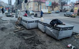 Біля спортивної школи на Острозького облаштовують безбар’єрний маршрут