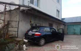 У Лозовій під колесами власного автомобіля загинув чоловік