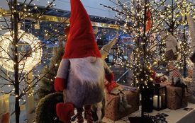 Іграшки від 4 грн, штучні ялинки до восьми тисяч. Яку новорічну атрибутику вже продають у Тернополі