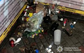 Розкидані свічки та квіти на Алеї пам'яті в Ланівцях: поліцейські  затримали жінку