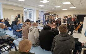 Різдвяні мелодії для героїв: оркестр виступив перед захисниками Тернополя