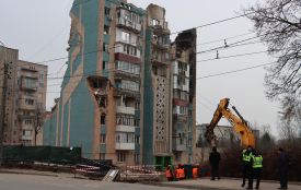 На вулиці Василя Стуса розбирають будинок, у який влучила російська ракета