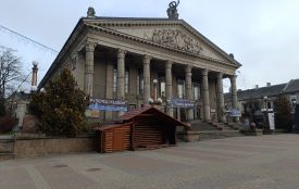 У центрі Тернополя встановлюють традиційну різдвяну шопку