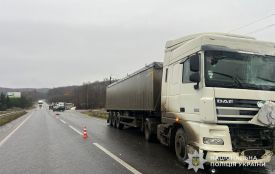 У Кременці зіткнулися дві вантажівки: одного із кермувальників затримала поліція