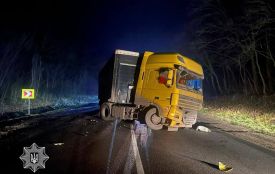 Аварія з вантажівкою неподалік Ступок: є травмовані, рух ускладнений