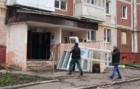 У пошкоджених будинках на вул. Василя Стуса та 15 Квітня продовжують замінювати вікна