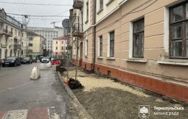 На Грушевського та Листопадовій оновлюють тротуари