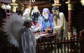 На Театральному майдані освятили різдвяну шопку: як усе відбувалося