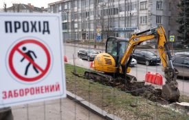 Біля будівлі Тернопільської облради почали облаштовувати безбар'єрний маршрут