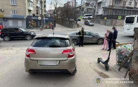 На Дружбі водійка на Citroen зіткнулась із самокатом, на якому було двоє дітей (оновлене)
