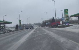 Тернополяни скаржаться на слизькі дороги в місті: чи працює спецтехніка
