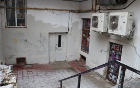 Стіни зафарбували, але написи та малюнки повертаються: історія дворика у центрі Тернополя