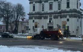 Уночі вулиці розчищали від снігу: скільки техніки працювало