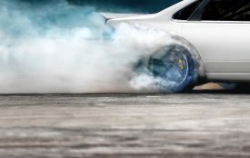 Територія, на яку вивезли уламки зруйнованих будинків стала місцем небезпечних трюків водіїв