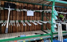 У Тернополі масово розкуповують лопати для чищення снігу