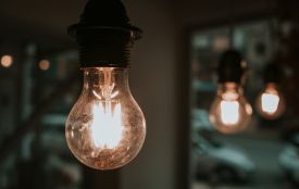 Чому в сусідньому будинку не вимикають світло, а графіки весь час змінюються, пояснили в Обленерго