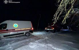 На Тернопільщині рятувальники відбуксирували автомобілі швидкої допомоги, які застрягли в снігу
