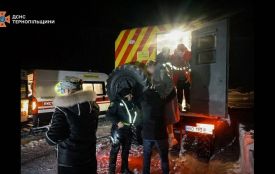 На польовій дорозі біля Бучача із снігових заметів визволяли легківку з породіллею